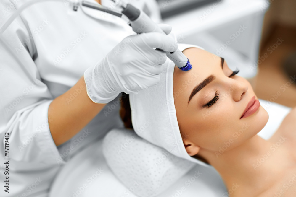 HydraFacial MD deep cleansing and hydration treatment with vortex-fusion wand at Unique Boutique in Newton Centre, MA